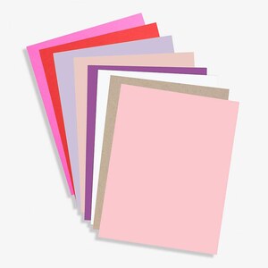 Op de afbeelding: Een stapel gekleurde vellen papier in roze, rood, paars, beige, wit en bruin. Het bovenste vel is roze.