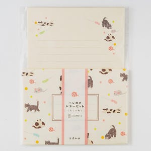 May include: A stationery set with cream-coloured paper, featuring a playful cat and mouse pattern. The set includes lined writing paper and matching envelopes, ideal for sending letters. The packaging includes Japanese text.