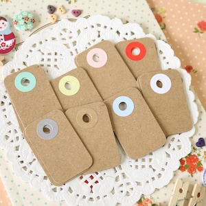 Petites étiquettes en kraft brun renforcé avec trous de couleur