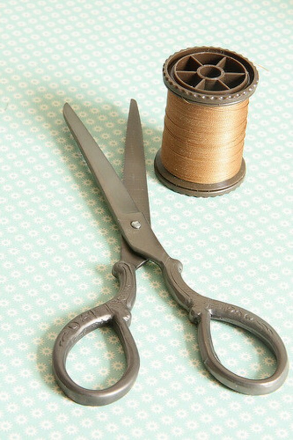 SEWENDIPITOUS - Simplicity® Vintage Gold Scissors