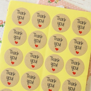 Etiquettes autocollantes rondes en papier kraft Merci avec coeur d'amour
