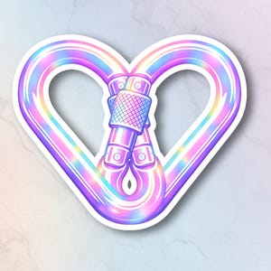 Puede incluir: Una pegatina en forma de corazón con un diseño holográfico iridiscente. La pegatina presenta una forma de mosquetón estilizada, con un mecanismo de bloqueo central. Los colores cambian de rosa a azul y amarillo, creando un efecto arcoíris. La pegatina tiene un borde blanco.