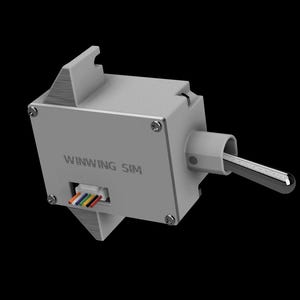 Könnte beinhalten: Ein hellgraues rechteckiges Gerät mit dem Text "WINWING SIM" auf der Seite. Es hat eine silberfarbene Metallstange, die sich von einer Seite erstreckt, und einen mehrfarbigen Kabelanschluss auf der anderen Seite. Der Hintergrund ist schwarz.