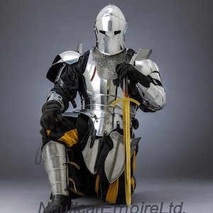 K&ouml;nnte beinhalten: Eine vollst&auml;ndige R&uuml;stung aus poliertem Stahl, einschlie&szlig;lich Helm, Brustplatte und Beinschutz. Der Ritter kniet und h&auml;lt ein goldenes Schwert. Schwarze Handschuhe und ein Kettenkragen sind sichtbar. Die R&uuml;stung reflektiert das Licht.