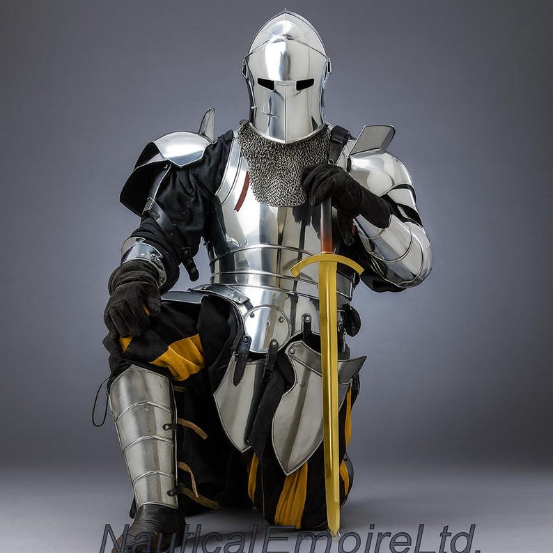 K&ouml;nnte beinhalten: Eine vollst&auml;ndige R&uuml;stung aus poliertem Stahl, einschlie&szlig;lich Helm, Brustplatte und Beinschutz. Der Ritter kniet und h&auml;lt ein goldenes Schwert. Schwarze Handschuhe und ein Kettenkragen sind sichtbar. Die R&uuml;stung reflektiert das Licht.