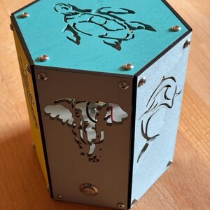 Lámpara Nairobi, lámpara portátil de madera para mesa o mesita de noche, con batería recargable por USB, estampado de animales, siete colores