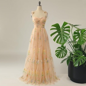ホワイトチュールフローラル刺繍ドレス、スウィートハートプロムガウン、フェアリーコア卒業式ドレス、ビーチウェディングブライズメイドドレス、カクテルパーティー衣装