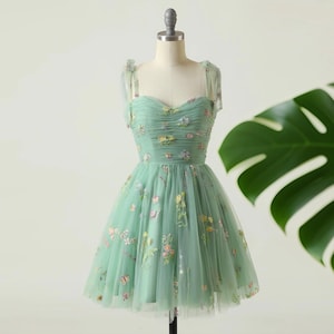 妖精の刺繍入りミニドレス、夏の花柄ウェディングドレス、ビーチ用のボヘミアン風スパゲッティストラップドレス、グリーンブルーのシャンパンが映えるバースデーパーティープロム