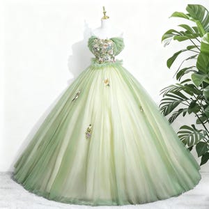 ふわふわのグリーンチュールガウン、Vネックのロング刺繍ドレス、オープンバックとレースアップタイ、パーティー用のエレガントなイブニングドレス、フェアリーコテージコアガウン