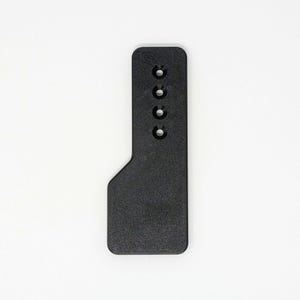 Puede incluir: Soporte de montaje de plástico negro con cinco agujeros.