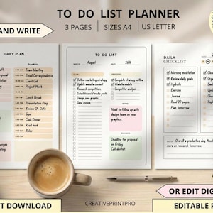 Könnte beinhalten: Eine weiße Keramik-Tasse mit schwarzem Henkel und dem Text "But First, Coffee" in fetter, schwarzer Schrift. Die Tasse ist mit einer dunklen Flüssigkeit gefüllt, wahrscheinlich Kaffee, und steht auf einer hellen Oberfläche.