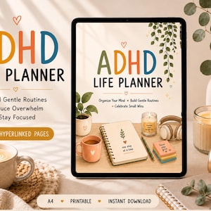 Peut inclure: Un planificateur de vie numérique ADHD affiché sur une tablette, comprenant 33 pages avec liens hypertextes. La couverture montre un carnet, une tasse, une bougie et un casque. Le texte indique "Build Gentle Routines" et "Stay Focused".
