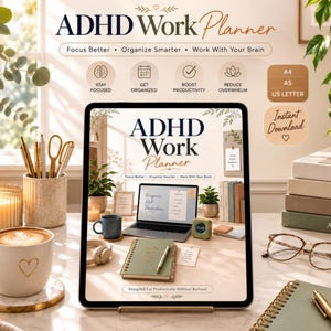 Puede incluir: Un planificador de trabajo ADHD digital en la pantalla de una tableta, con el texto Focus Better, Organize Smarter, Work With Your Brain. La interfaz muestra un portátil, un cuaderno y una taza. Incluye opciones de tamaño A4, A5 y US Letter.