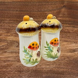 Vintage Merry Mushroom Salt and Pepper Shaker Set / 1970s Sears Roebuck and Co Merry Mushroom Shakers