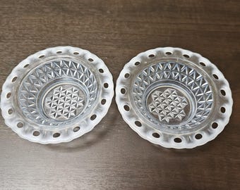 Puede incluir: Dos cuencos de vidrio transparente con un patrón de diamante y un borde festoneado. Los cuencos son blancos y tienen un acabado esmerilado.