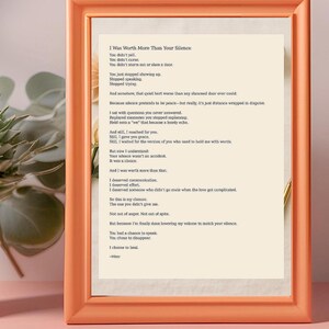 Poema emoldurado intitulado “Eu valia mais que o seu silêncio”