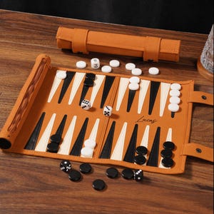 Juego de backgammon de cuero vegano personalizado / Tablero de backgammon personalizado con piezas / Regalo perfecto para amantes del backgammon y viajeros