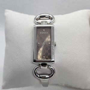 Reloj de mujer Gucci vintage de 17 mm, tono plateado, fabricado en Suiza, rectangular, de diseño de lujo, con marcadores de diamantes, esfera con monograma Gucci, Gucci 119.