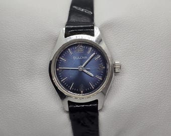 Reloj Bulova vintage para mujer, de cuerda manual, esfera azul, tono plateado, pequeño y elegante, estilo retro de los años 80, regalo para ella.