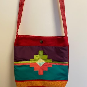 Cartera cruzada con cintas cosidas a mano de los nativos americanos Osage
