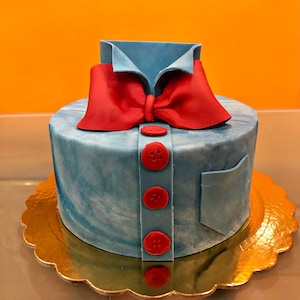 Torta scenografica in polistirolo 1 piano , ricoperta di pasta di zucchero modellabile.