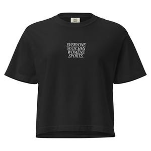 みんなが見ているレディーススポーツ刺繍Tシャツ - ボックスフィット、100%コットン、柔らかく環境に優しいTシャツ、フェミニストギフト、レトロスポーティシャツ