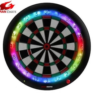 Puede incluir: Un tablero de dardos negro con un anillo de luz LED de colores alrededor del perímetro. Los números del 1 al 20 se muestran en el anillo, junto con el centro y el triple anillo. El tablero está etiquetado como "GRAN DARTS" y "BOARD".