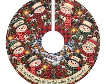 Peut inclure: Une jupe de sapin de Noël circulaire présentant une scène hivernale festive avec plusieurs bonhommes de neige portant des chapeaux et des écharpes. Le motif inclut des branches de pin, des baies rouges, des pommes de pin, des lanternes et le texte : It's not what's under the tree that matters, it's those around it.