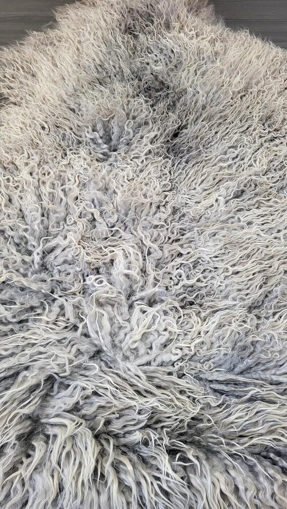 ゴットランドシープスキンラグ（カーリーグレーウール、北欧風装飾