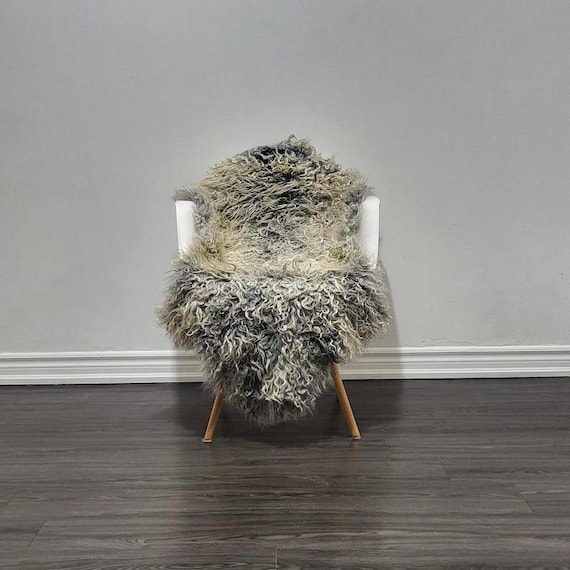 本物のゴットランドシープスキンラグ：カーリーグレーウール、北欧風