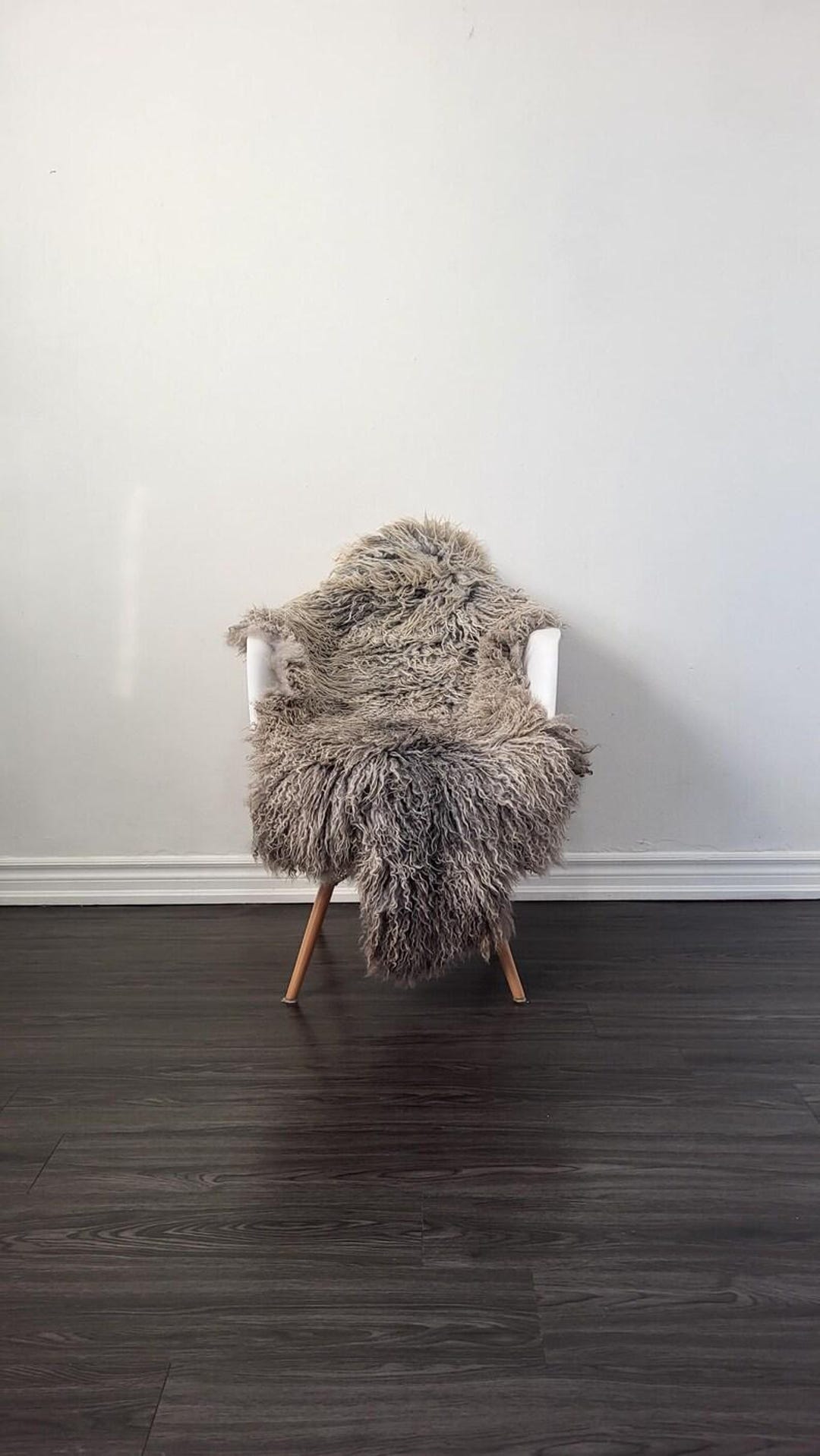 ゴットランドシープスキンラグ（カーリーグレーウール、北欧風装飾