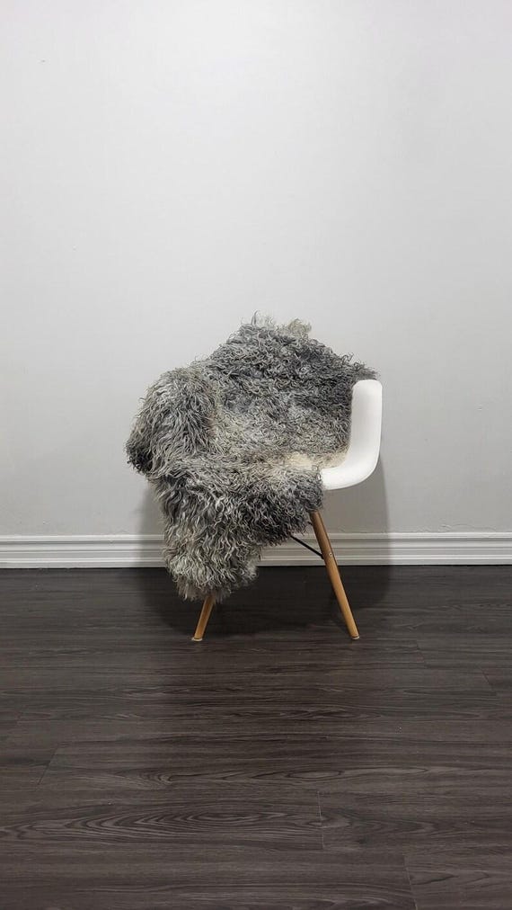 本物のゴットランドシープスキンラグ：カーリーグレーウール、北欧風