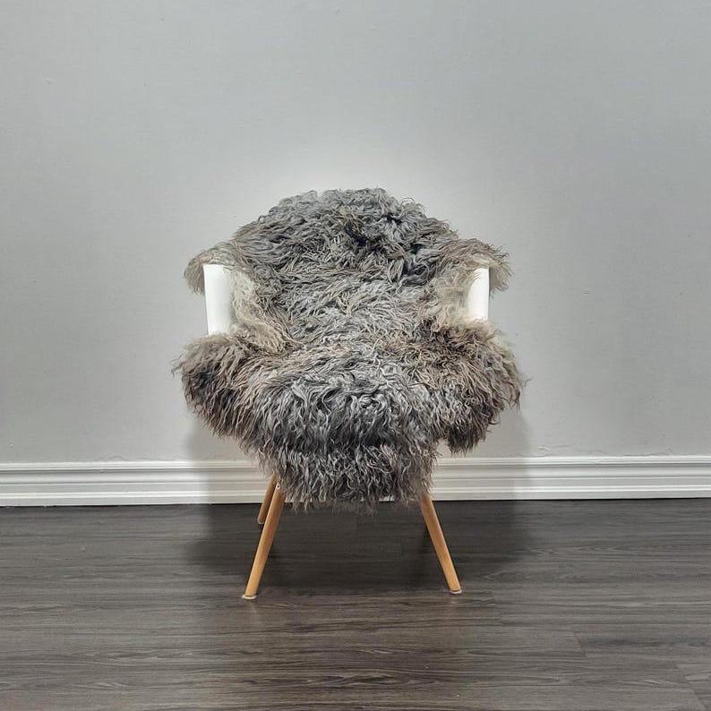 本物のゴットランドシープスキンラグ：カーリーグレーウール、北欧風