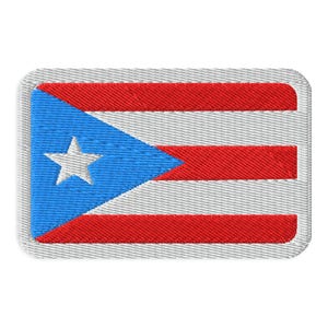 Puede incluir: Parche bordado con la bandera de Puerto Rico. El diseño incluye un triángulo azul con una estrella blanca y rayas horizontales rojas y blancas. El parche tiene un borde gris.