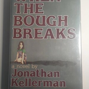 Könnte beinhalten: Ein gebundenes Buch mit dem Titel When The Bough Breaks, ein Roman von Jonathan Kellerman. Der Einband ist grau mit dunkelrotem Text und zeigt eine Illustration eines jungen Kindes in grüner und violetter Kleidung, das auf einer dunklen Linie hockt.