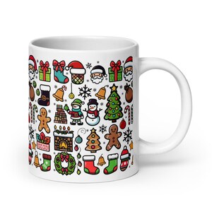 Op de afbeelding: Witte keramische mok versierd met een herhalend patroon van kerstthema-illustraties. Het ontwerp omvat de kerstman, cadeaus, kousen, bellen, kerstbomen, peperkoekenmannen en sneeuwvlokken. De mok heeft een wit handvat.