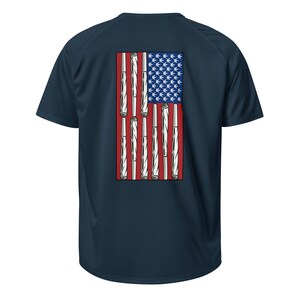 Peut inclure: T-shirt bleu marine avec un motif du drapeau américain. Le motif du drapeau remplace les rayures par des cigarettes roulées et les étoiles par des feuilles de cannabis. Le t-shirt est fait d'une matière légère et respirante.