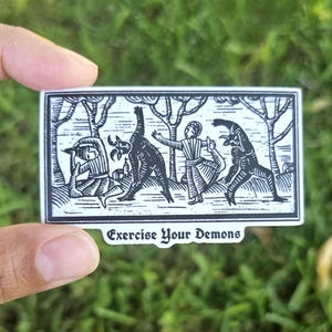 Adesivo "Esercita i tuoi demoni" - Umorismo gotico dark - Xilografia medievale - Arte stregonesca - Adesivo in vinile per la cura di sé e la salute mentale