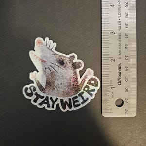 Pegatina Stay Weird Possum – Divertida pegatina holográfica de vinilo con forma de zarigüeya para botellas de agua, portátiles, agendas o como regalo – Arte animal peculiar imagen 6