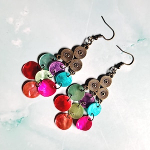 Boho Bliss: Pendientes colgantes de concha multicolor en cascada, de latón antiguo y bronce. Joyería hipoalergénica.