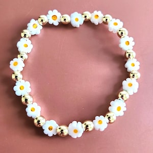 White Floral Gift for Girl Dainty Bracelet with Daisy Petal Charm Bead Design for Kid Summer Jewelry Everyday Wear Gold Accent Flower Band