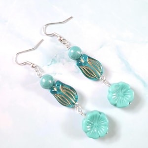 Turkusowe wiszące kolczyki w stylu boho, letnia biżuteria, wyrazisty element, kwiatowy wzór, turkusowe koraliki, ręcznie robiony dodatek ze srebra próby 925 z hibiskusem