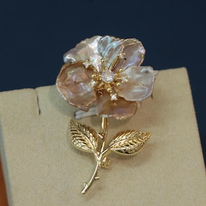 Handmade Flower Brooch, Baroque Pearl Petal Pin, Gold Plated Floral Jewelry, Wedding Jewelry, Gift for Her, Mother&#39;s Gift, Valentine&#39;s Gift