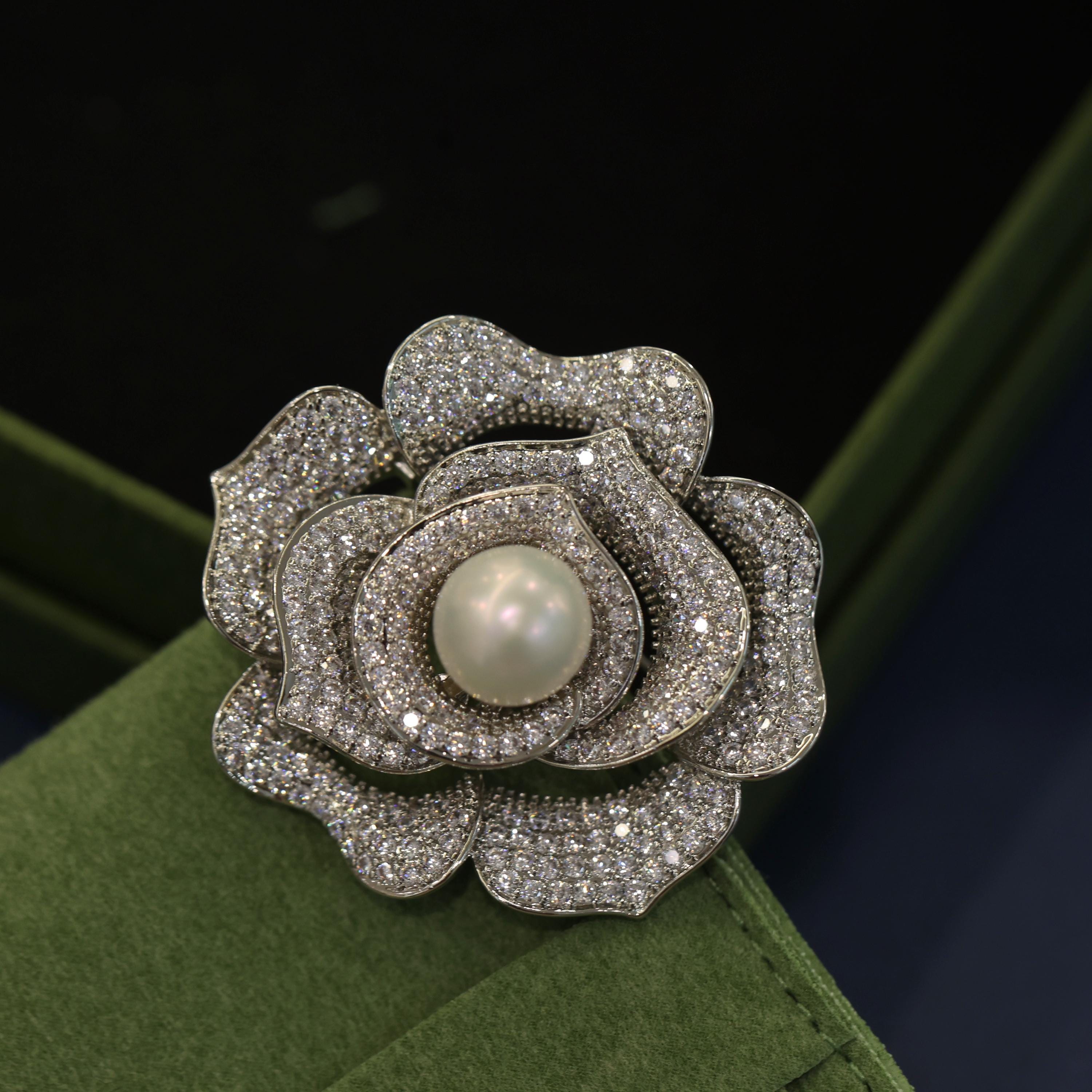 Spilla A Quadrifoglio Con Strass | Verde, Dimensioni 4x3,5 Cm | Lega E Cristalli | Per Giacche, Sciarpe, Cappelli