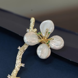 Handmade Baroque Pearl Brooch, Rare Flower Design, Gold Plated Jewelry, Elegant Lapel Pin, Unique Gift for Mom, Mother’s Day Special