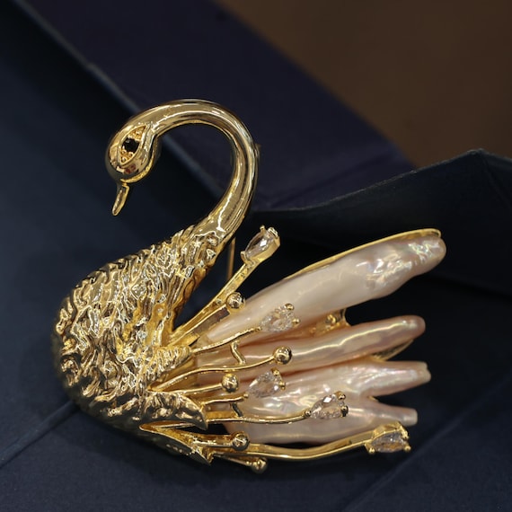 Elegant Swan Brooch – Handmade Baroque Pearl 14K Gold Pin