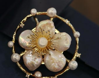 Broche barroco de flor con perlas, alfiler dorado, joyería vintage hecha a mano.