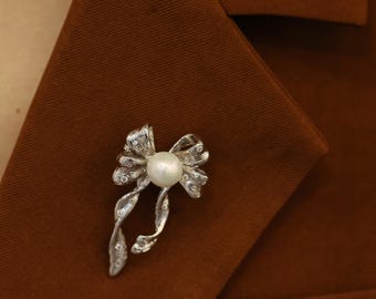 Broche de lazo de plata con perla blanca de agua dulce y cristales, elegante broche de solapa para mujer, joya de regalo para mamá o novia.