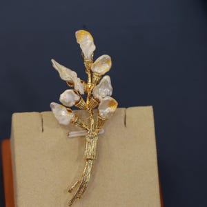 Handmade Baroque Pearl Brooch – 14K Gold Nature-Inspired Pin – Timeless Elegant Jewelry, Gift for Mother or Grandmother