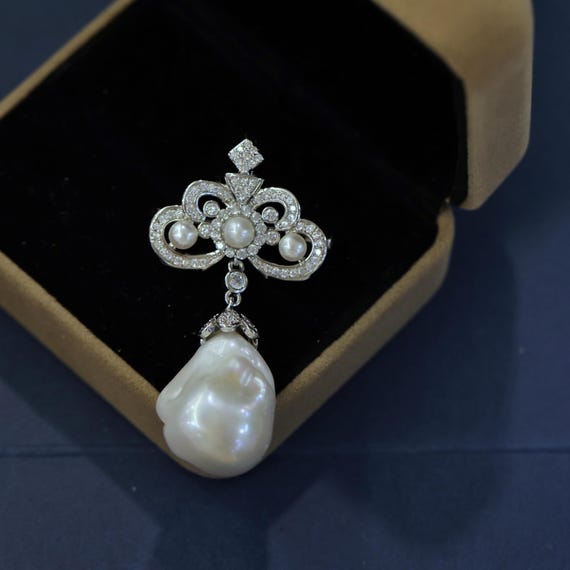 Broche épingle En Perles De Culture Blanches Baroques Et Rubis - Plaqué Or, Neuve